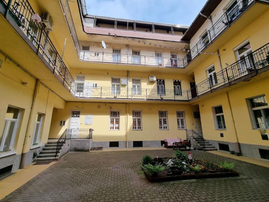Vintage Apartman In City Center Мишкольц Экстерьер фото