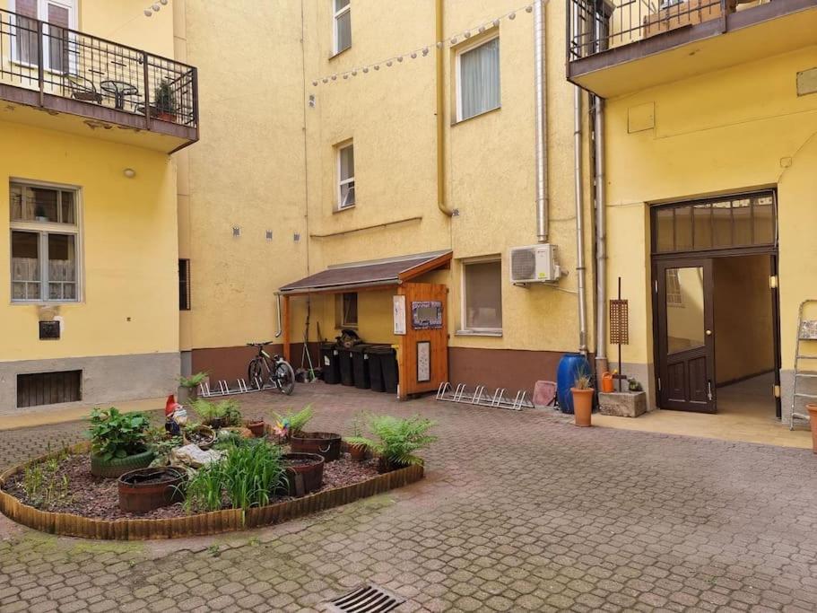 Vintage Apartman In City Center Мишкольц Экстерьер фото
